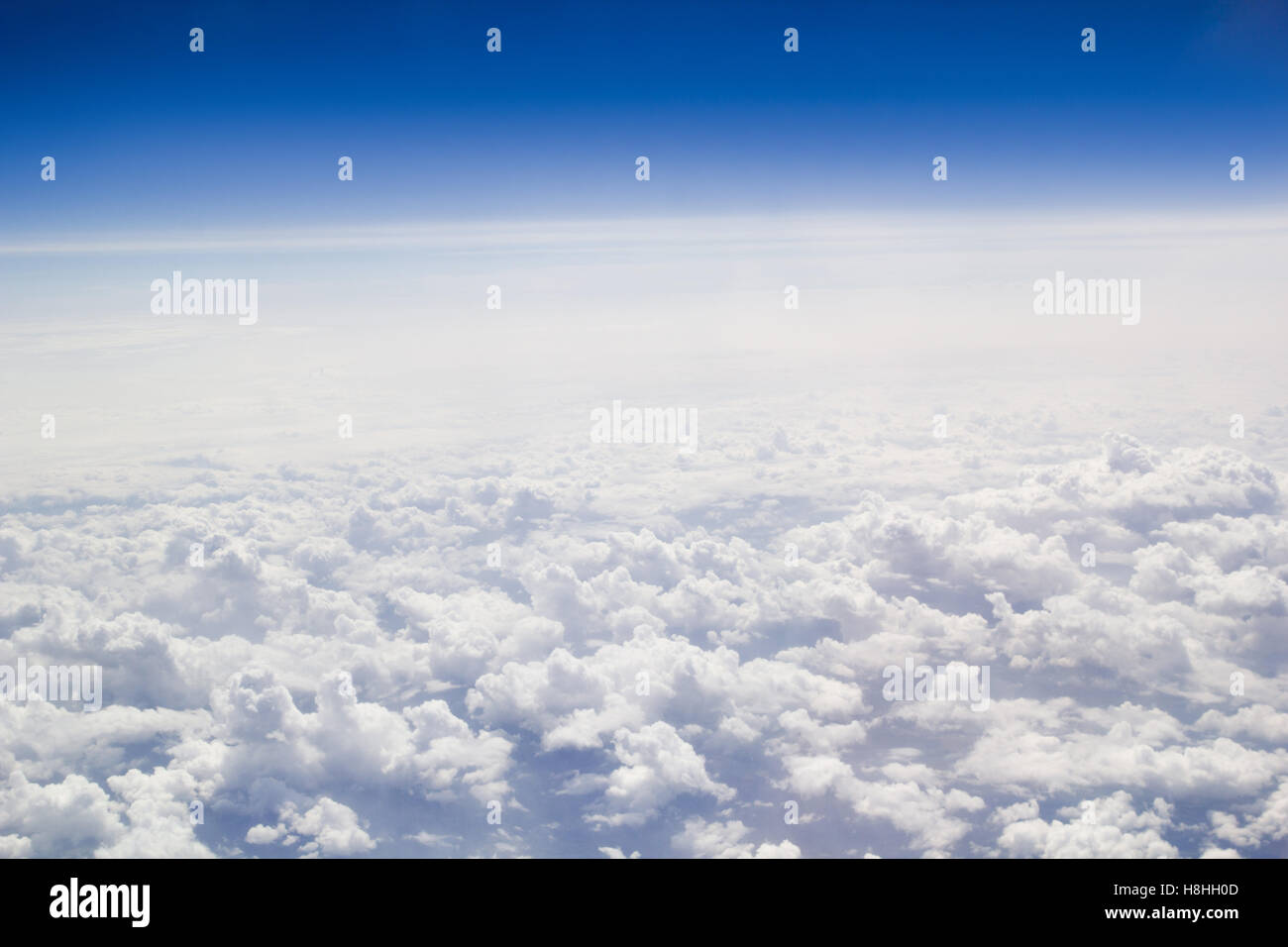 Wolken von oben Flugzeug anzeigen Stockfoto