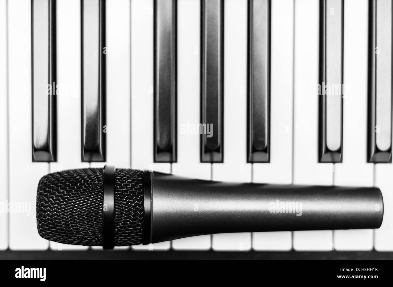 Mikrofon am Klavier-Tastatur im Musikstudio hautnah Stockfoto