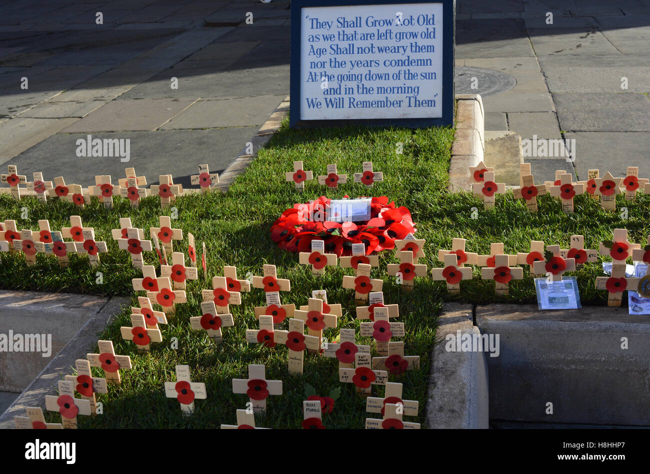 Rote Mohnblumen in ein Kreuz außerhalb Bath Abbey am Tag des Waffenstillstands, 11 November. Stockfoto
