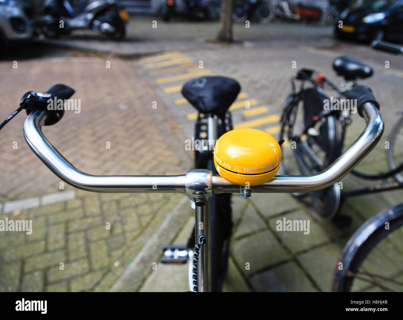 Eine helle gelbe Glocke auf einem Fahrrad in Amsterdam Stockfoto