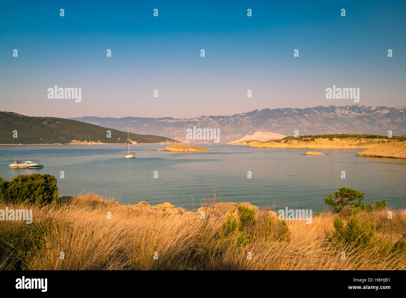 Das kristallklare Meer rund um die Insel Rab, kroatischen Urlaubsort. Stockfoto