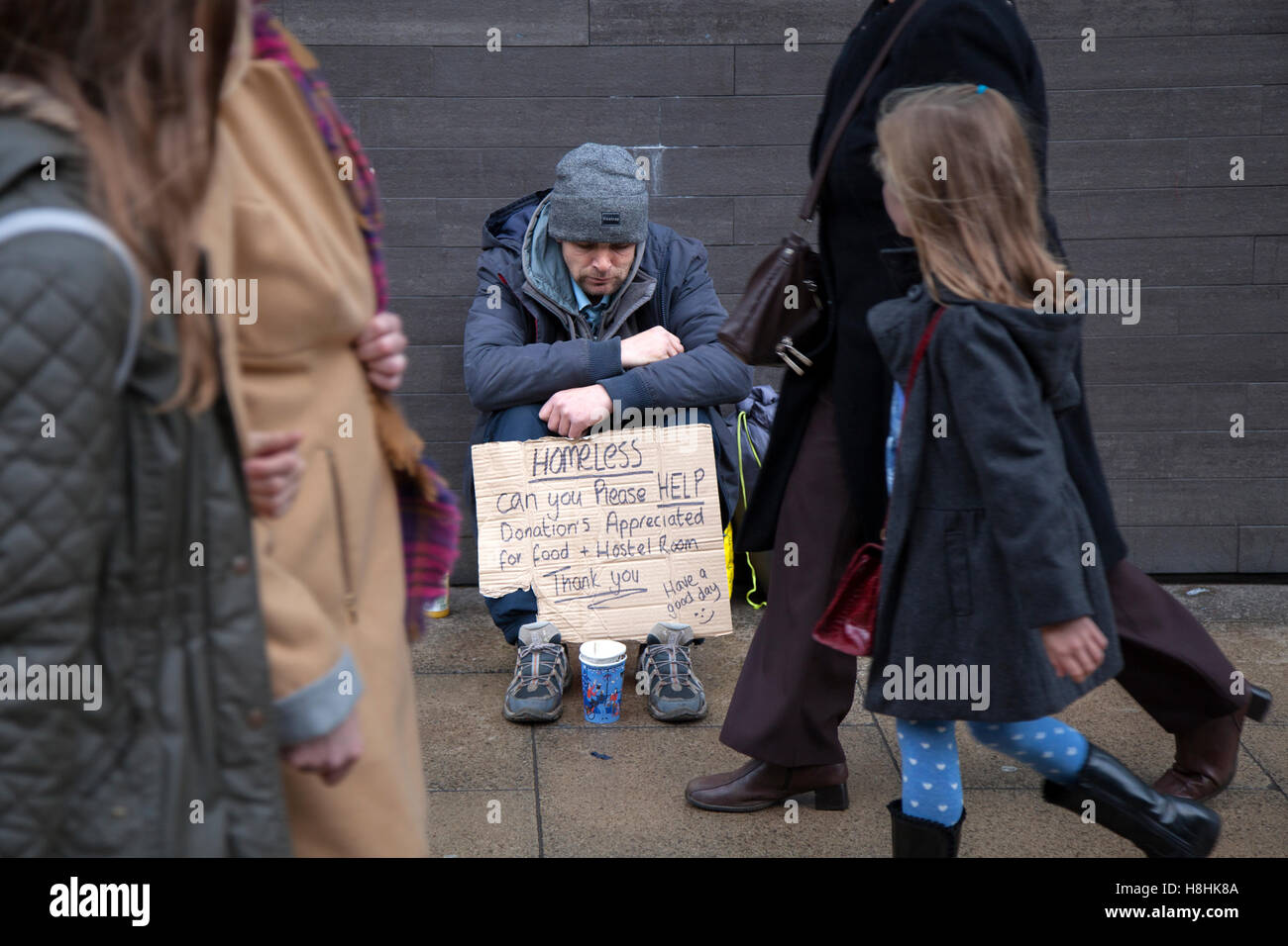 Anforderung von Unterstützung von Obdachlosen, Pappe, auf der Suche nach Spenden für die Ernährung und die Herberge. Leute, Rough sleeper auf den Straßen von Manchester, Großbritannien Stockfoto