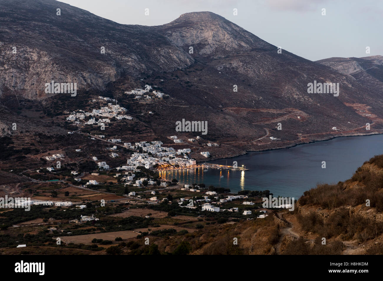 Ansicht der weiß getünchten Cliffside Stadt von Ägiali absteigend nach Ägiali Bay in der Abenddämmerung. Amorgos in den Kykladen-Inseln von Griechenland Stockfoto