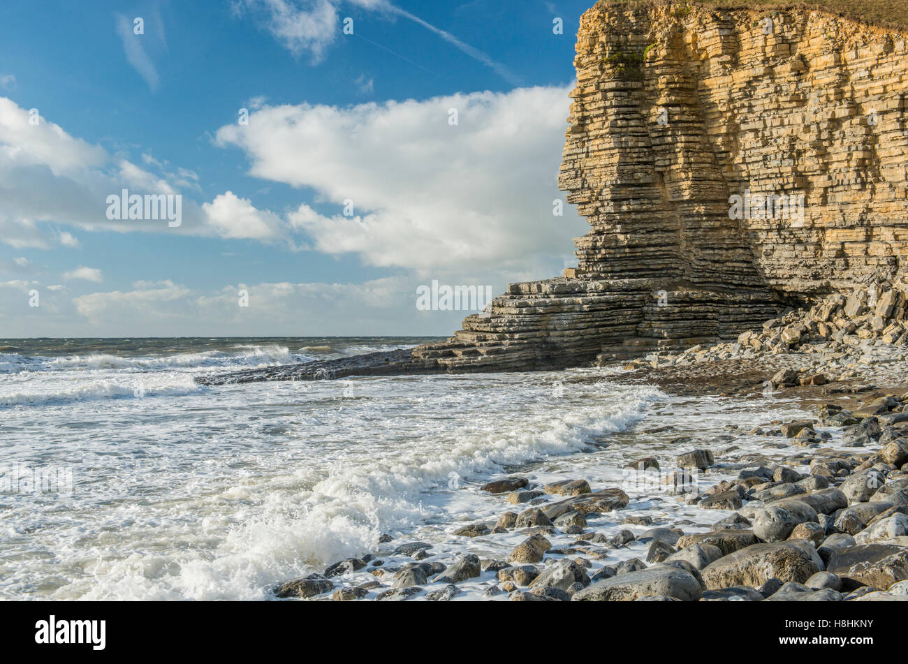 Strand und Felsen bei Nash Point an einem hell und windiger Herbstmorgen, Glamorgan Heritage Coast, South Wales Stockfoto