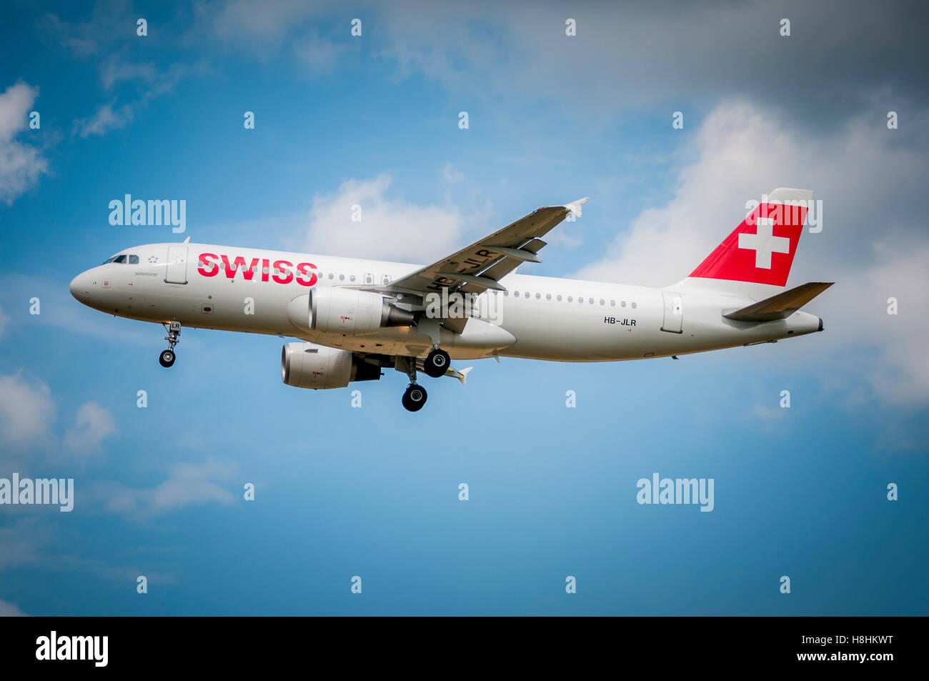 Maribor, Slowenien - 27. Juni 2014: Swiss International Airlines Crew ist Ausbildung in Maribor mit einem Airbus a-320 ausgeführten traffi Stockfoto