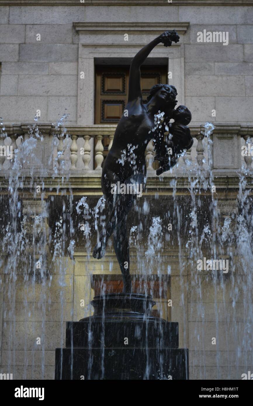 Die kultigen Frederick MacMonnies Mänade und Säugling Faun Statue und Brunnen im Rathaushof McKim Gebäude. Stockfoto