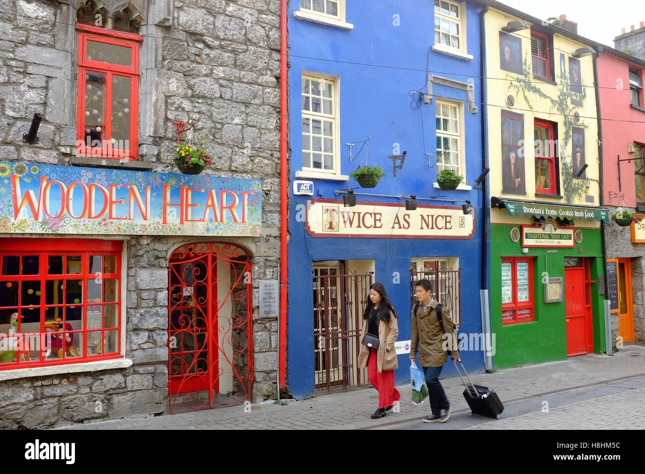 Touristen, die am 24. Mai 2015 in Galway, Irland, an Handwerksläden vorbeilaufen. Stockfoto