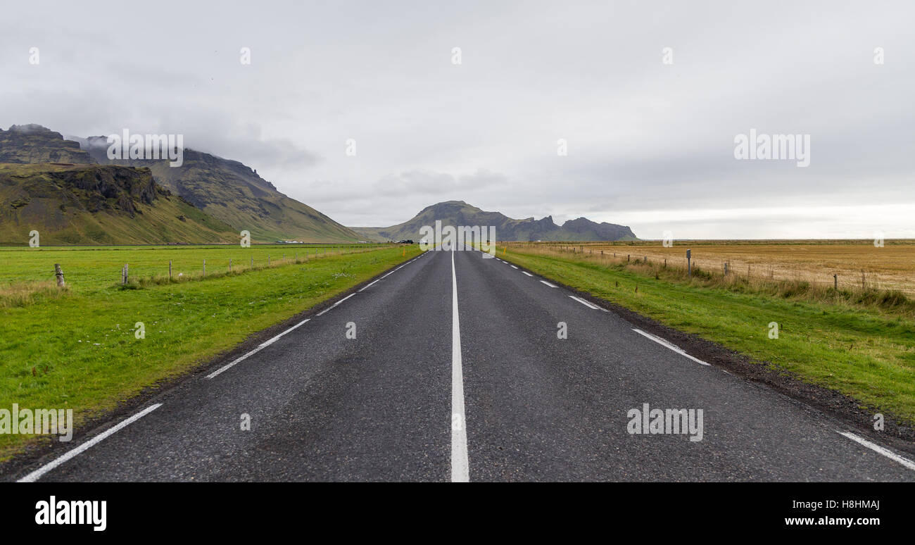 Hauptstraße im Süden Islands mit Bergen in der Ferne Stockfoto