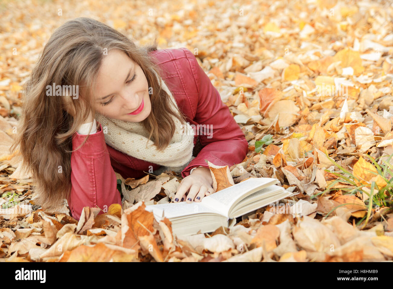 Junge Frau Lesebuch im park Stockfoto