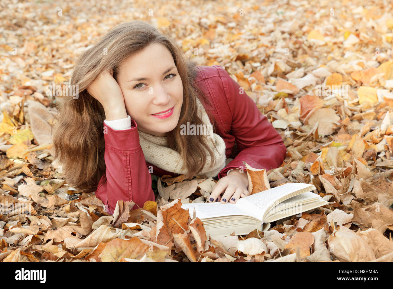 Junge Frau Lesebuch im park Stockfoto