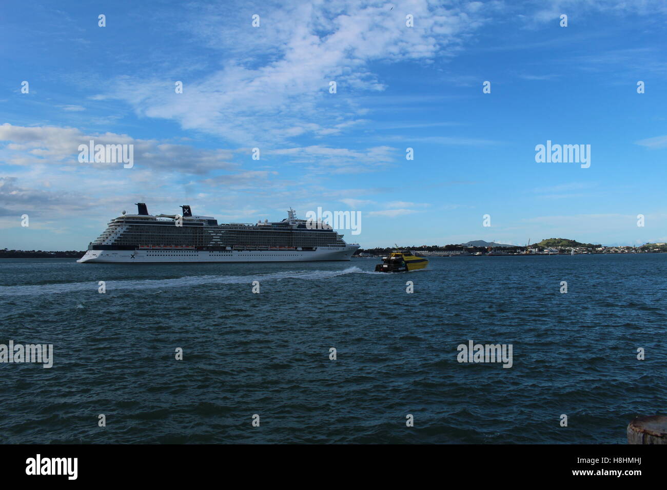 Kreuzfahrt Schiff Celebrity Solstice verlassen Hafen von Auckland in Neuseeland Stockfoto