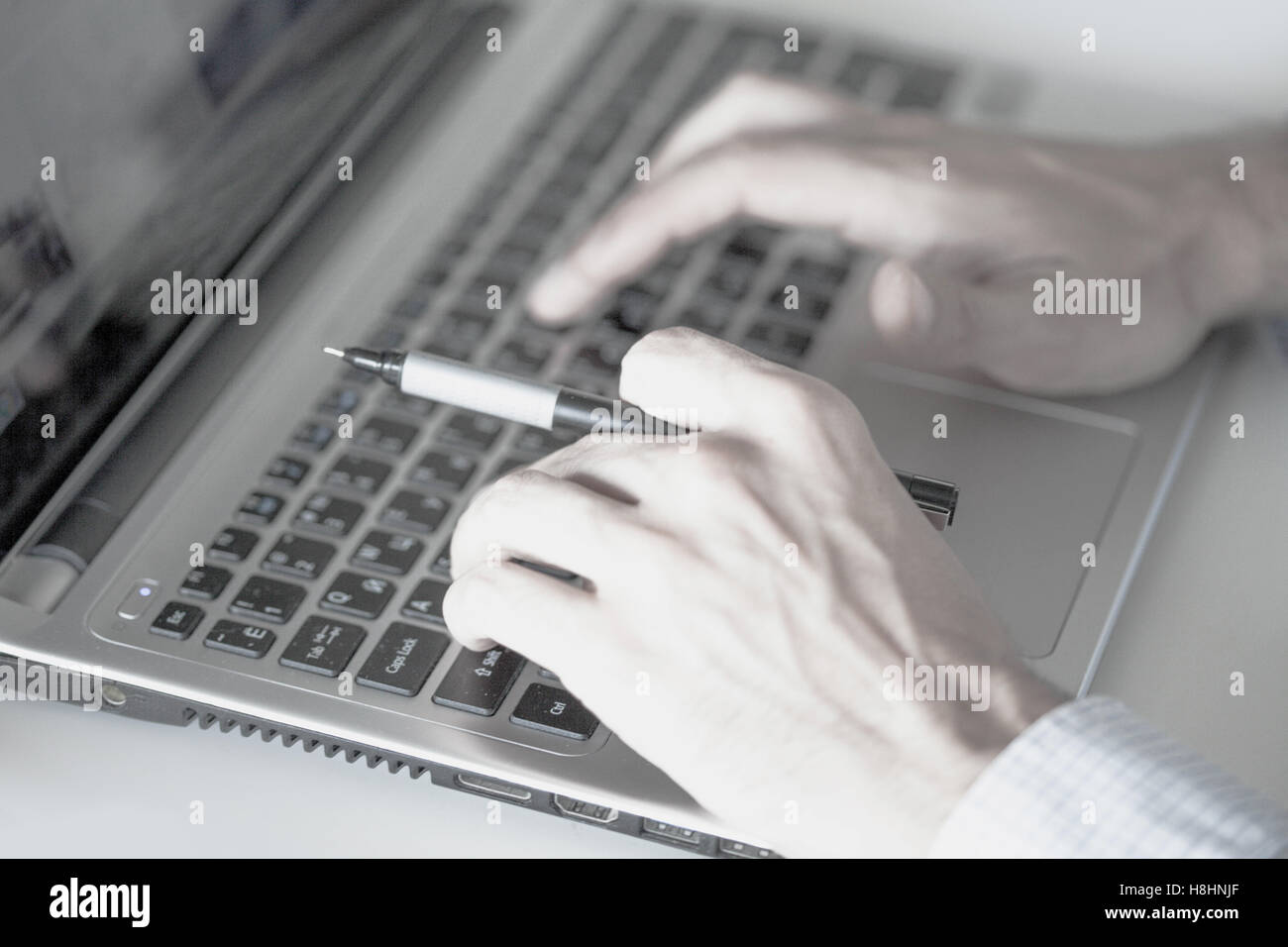 Zu Hause arbeiten mit Laptop-Mann Stockfoto