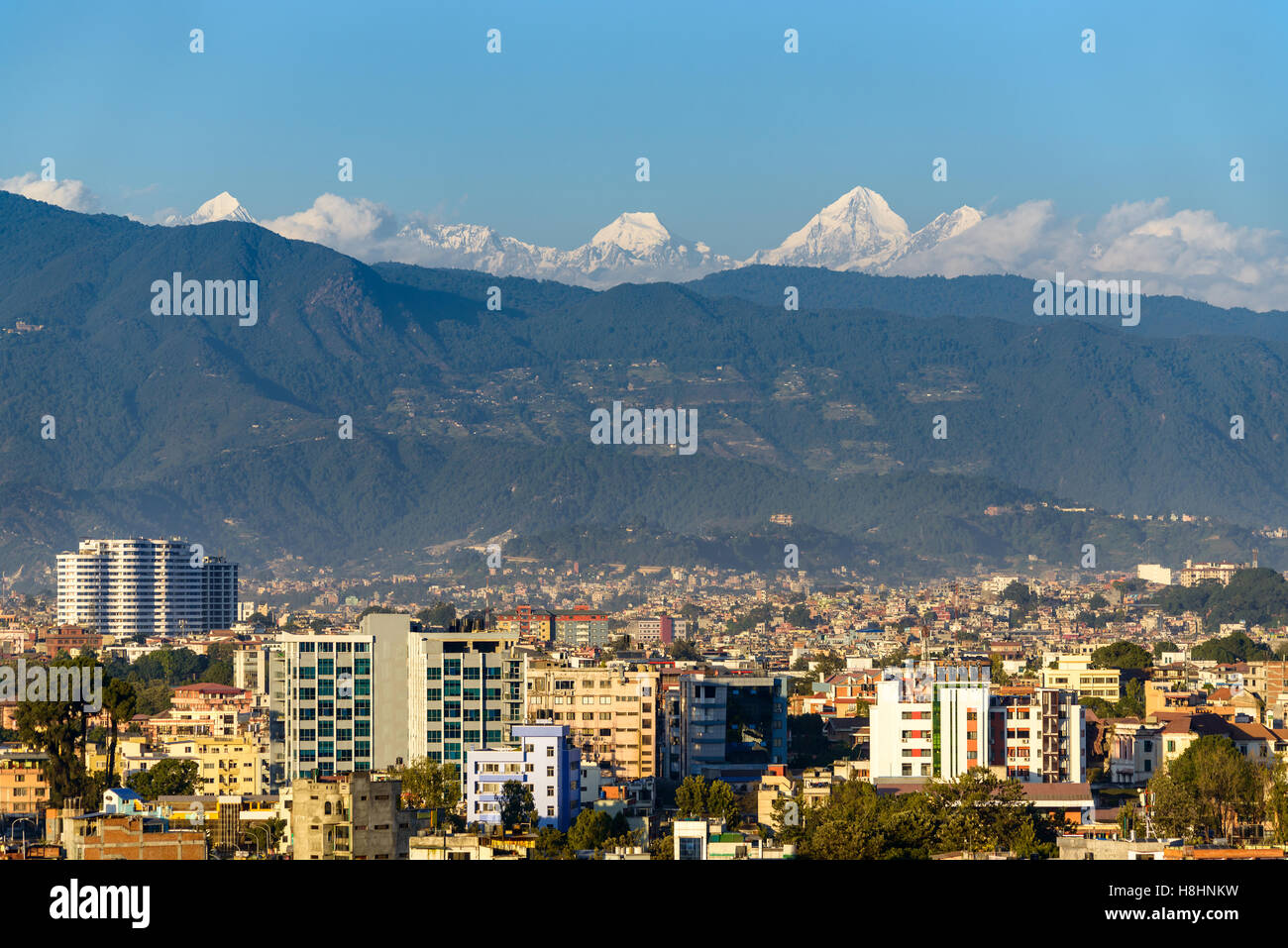 Die Stadt Kathmandu wie gesehen von Patan in Nepal, Himalaya im Hintergrund Stockfoto
