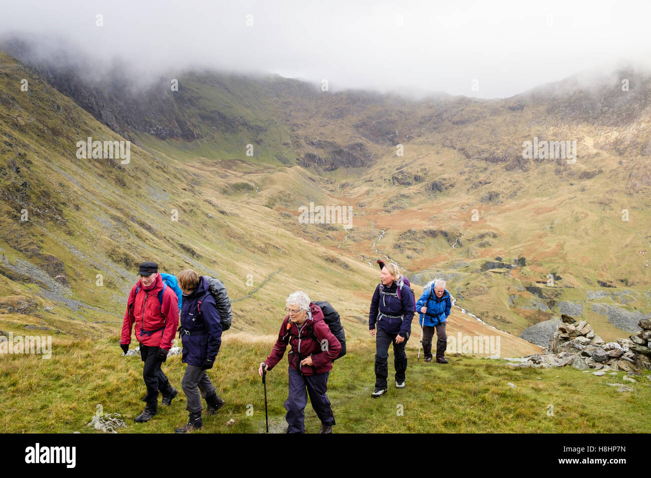 Gruppe von Wanderern Yr Aran über Cwm Llan in Snowdonia-Nationalpark wandern. Gwynedd, Wales, UK, Großbritannien Stockfoto