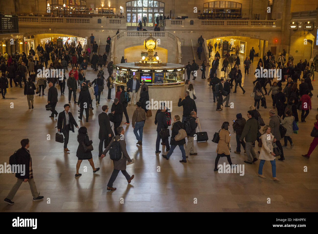 Pendler und Reisende huschen durch Grand Central Terminal während der morgendlichen Rushhour in Manhattan, New York City. Stockfoto