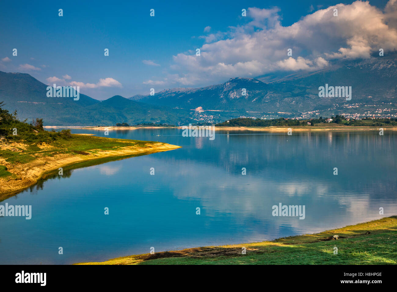 Radusa massiv über Ramsko Jezero, künstlicher See in Rama, Dinarischen Alpen, Talblick aus es Insel, Bosnien und Herzegowina Stockfoto