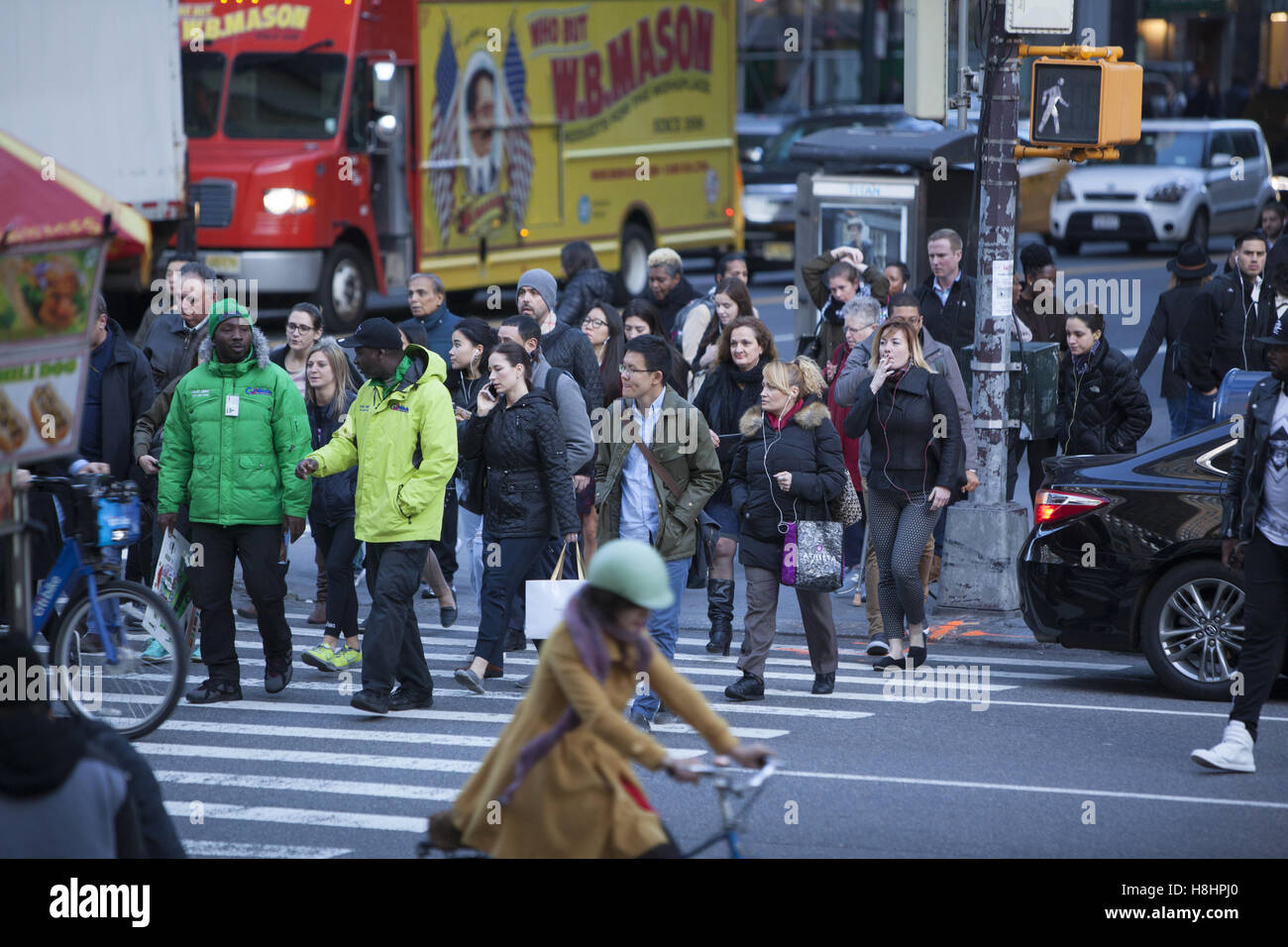 Die Zebrastreifen auf der 42nd Street und 5th Avenue sind mit Fußgänger gehen hier und da immer verstopft. NEW YORK CITY. Stockfoto