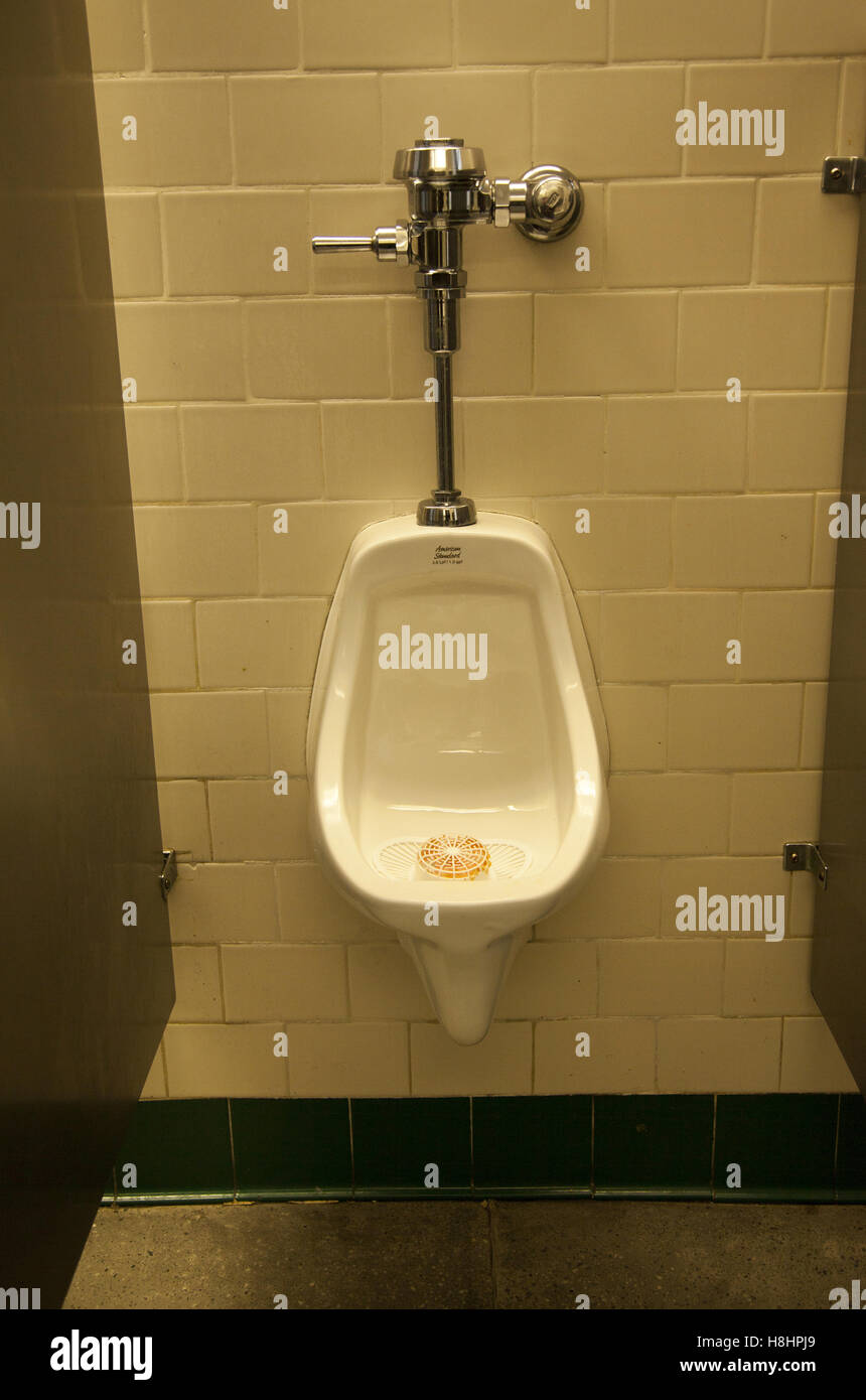 Urinal in einer öffentlichen Herrentoilette, NYC. Stockfoto