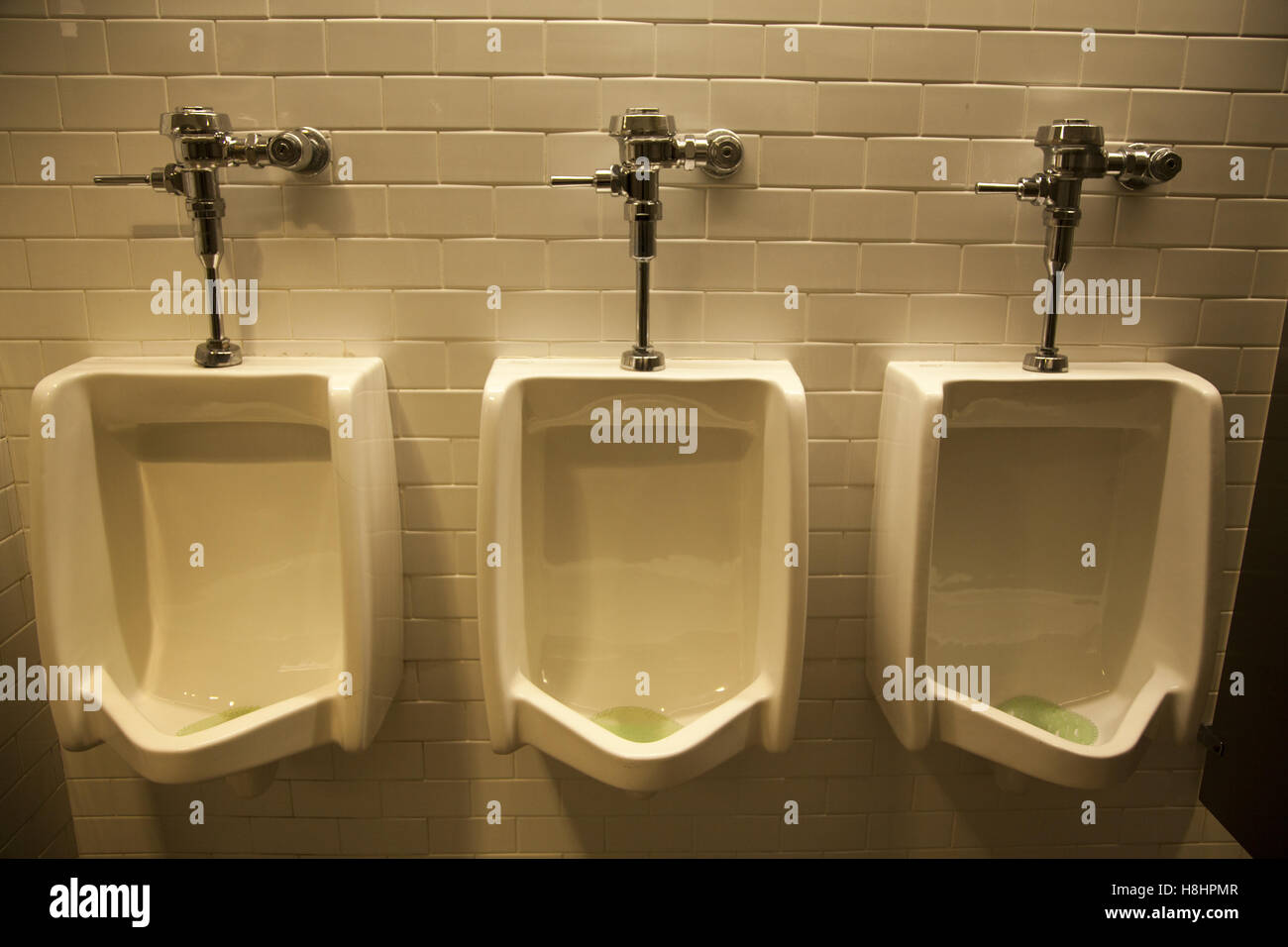 Ceramic urinals -Fotos und -Bildmaterial in hoher Auflösung – Alamy