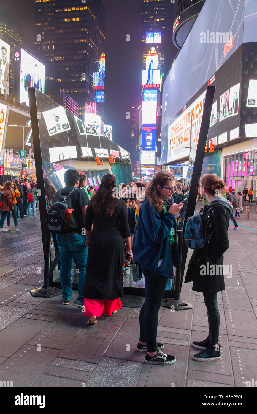 Der Anfang des Ende-Skulptur-Installation am Times Square in Manhattan, New York City, Vereinigte Staaten von Amerika. Stockfoto