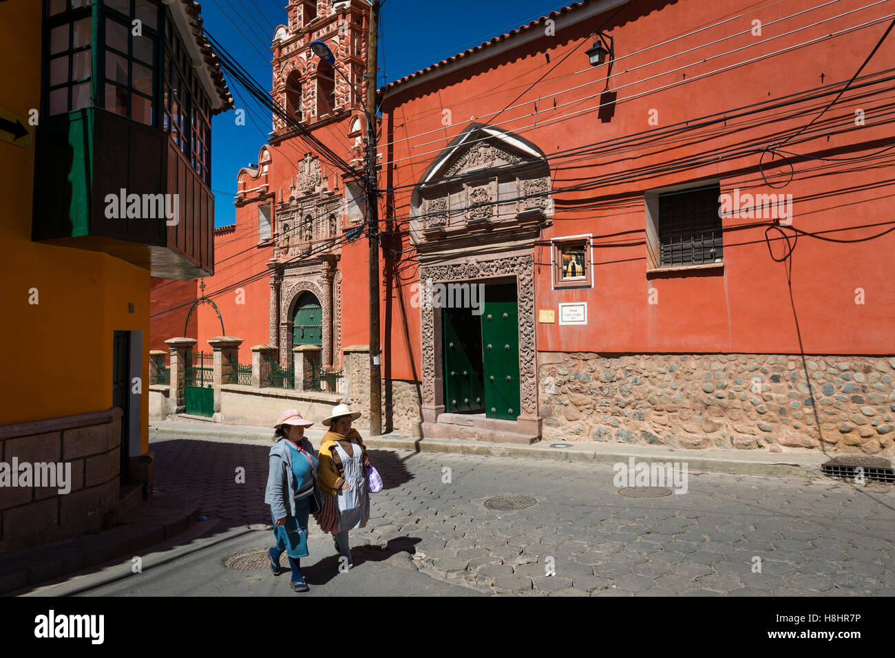 Potosi, Bolivien - 29. November 2013: Zwei Frauen tragen traditionelle Kleidung in die Stadt Potosi in Bolivien. Stockfoto