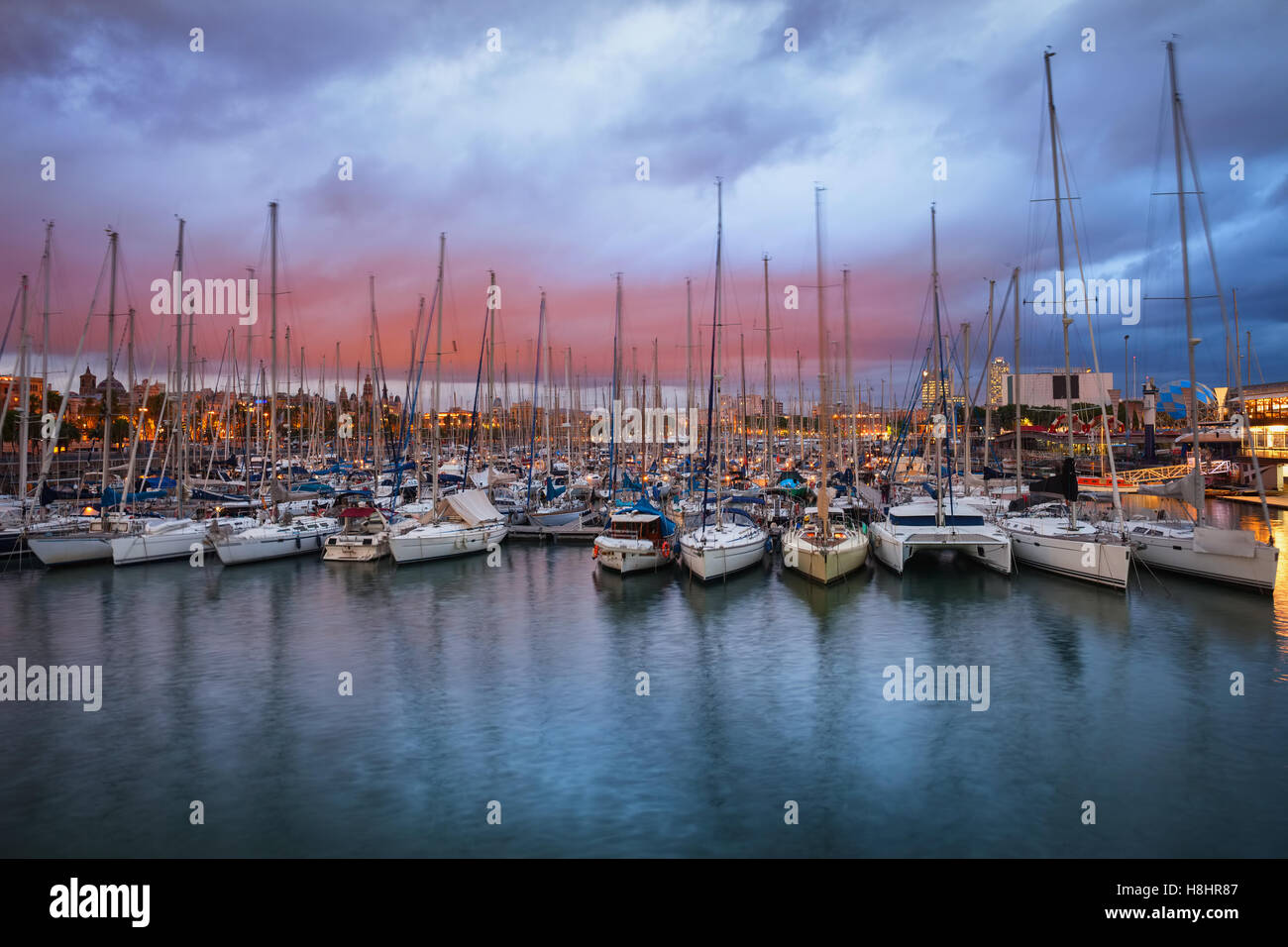 Stadt Barcelona in Spanien, Port Vell bei Dämmerung, Segelboote und Yachten in Darsena Nacional Marina Stockfoto