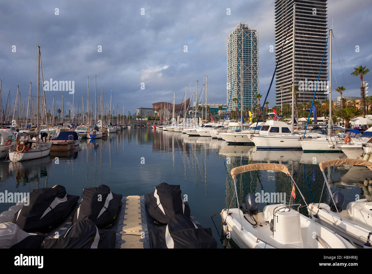 Spanien, Katalonien, Stadt Barcelona, Segelboote, Yachten und Motorboote in Port Olimpic marina Stockfoto