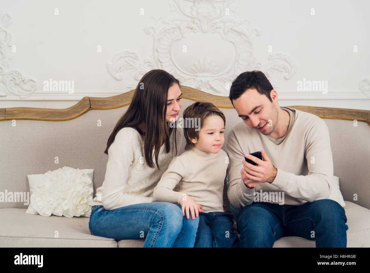 Familie Videospiel auf Smartphone Stockfoto