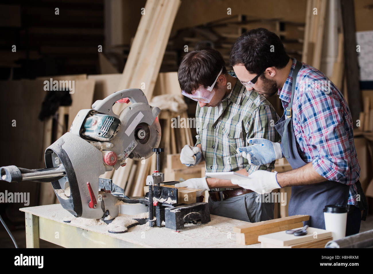 Inspektor und Tischler diskutieren den Prozess der Herstellung von Holzprodukten für Möbel Stockfoto