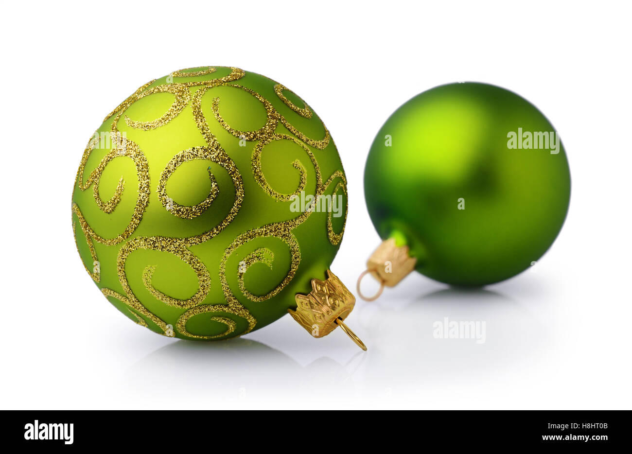 Zwei grüne Weihnachtskugeln isoliert auf weißem Hintergrund Stockfoto