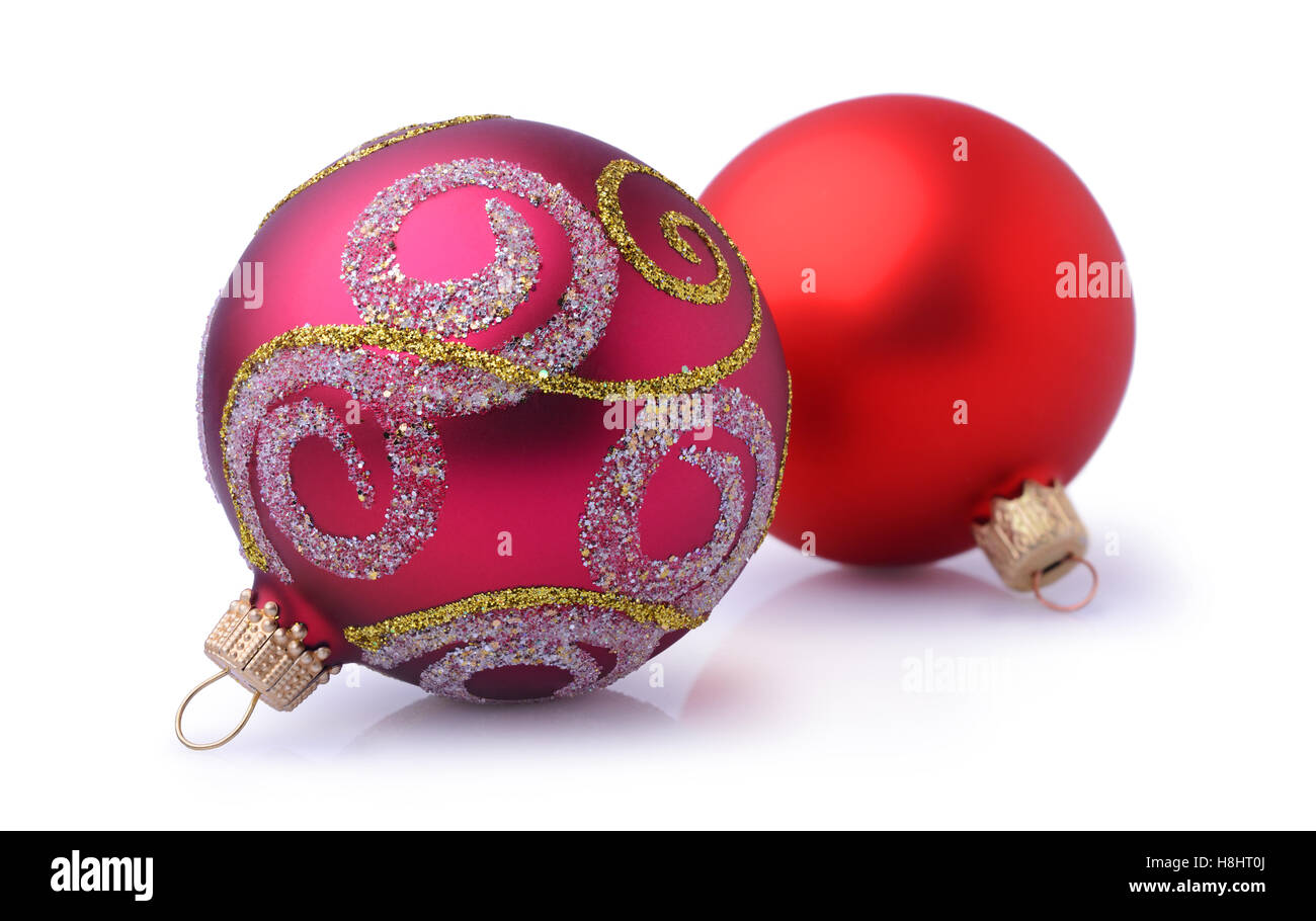 Zwei rote Weihnachtskugeln isoliert auf weißem Hintergrund Stockfoto