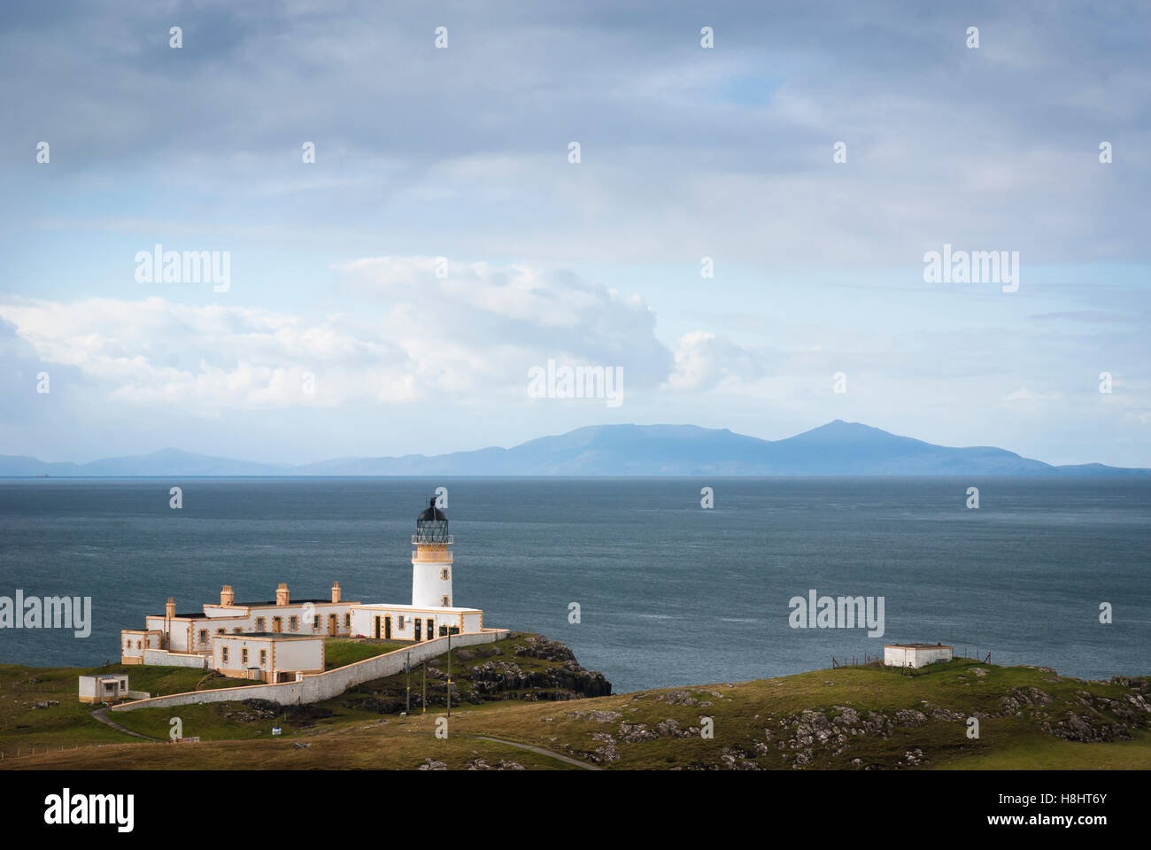 Landschaftlich Point Lighthouse auf der Isle Of Skye und über Little Minch auf die äußeren Hebriden, Schottland Stockfoto