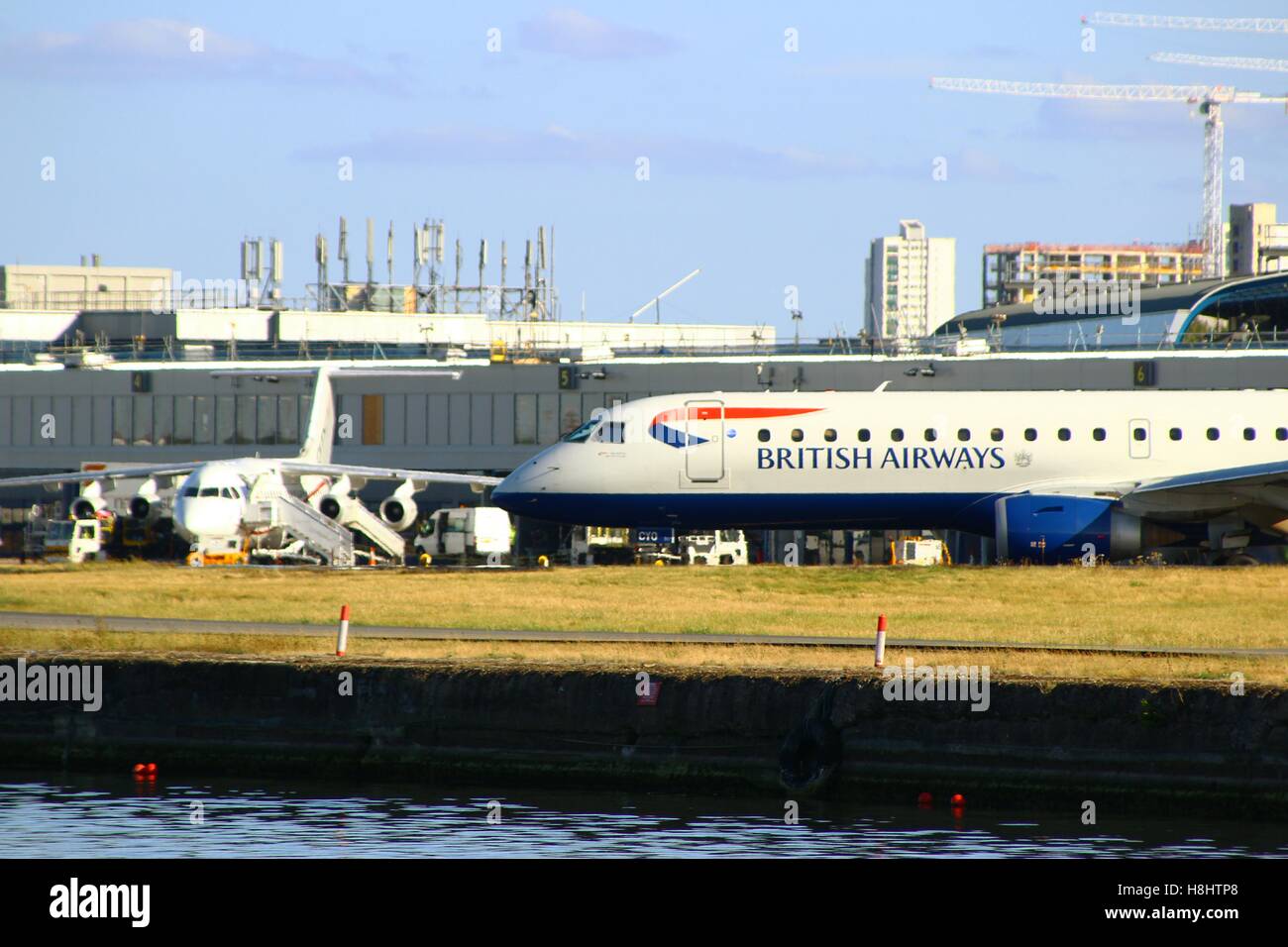 LONDON, UK - 11. September 2016: Ein Embraer ERJ-190SR von British Airways CityFlyer (G-LCYO) des Rollens bei MW Stockfoto