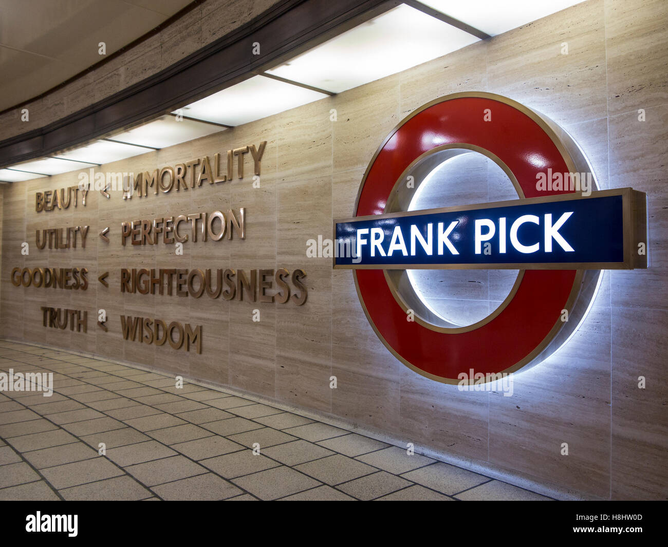 London - Frank Pick Roundel enthüllt am Piccadilly Circus Stockfoto