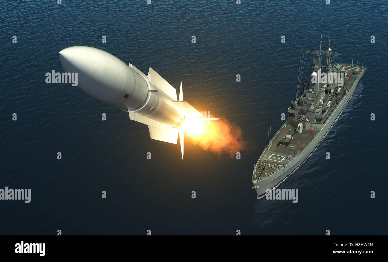 Raketenstart von einem Kriegsschiff auf hoher See Stockfoto
