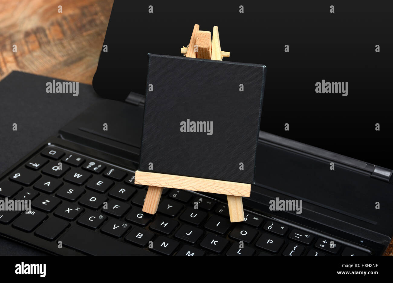 Kleine Tafel auf die Tasten der Tastatur mit Textfreiraum. Stockfoto