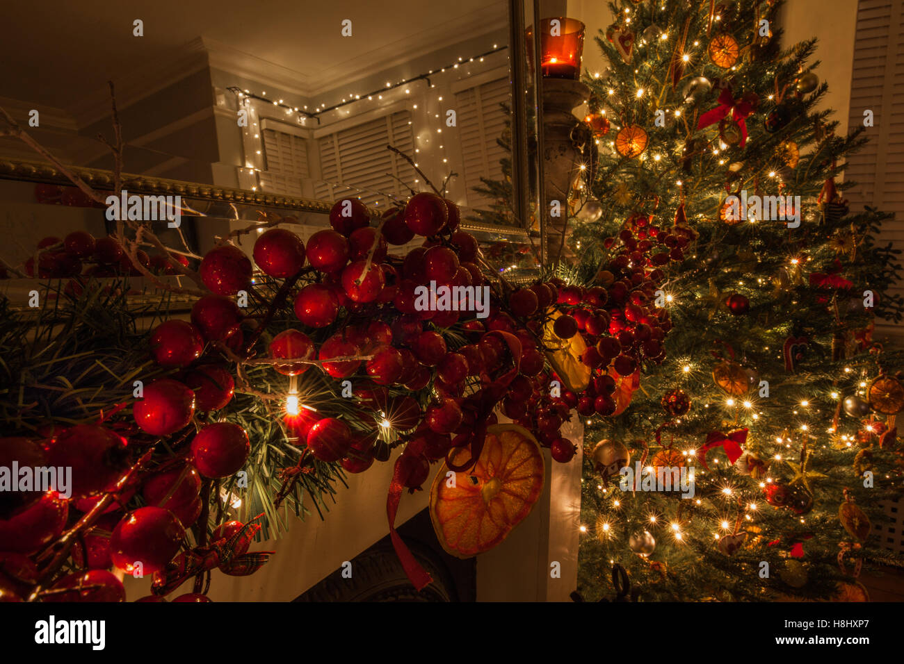 Schöne und zauberhafte Weihnachten Dekorationen. Viele der Weihnachtsbeleuchtung. Festliche Zeit Stockfoto