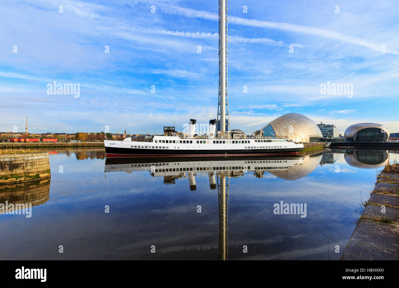 TS Königin Mary festgemacht an den Fürsten Docks in der Nähe von Pacific Quay mit dem Science Museum und Aussichtsturm, Glasgow, Schottland. Stockfoto