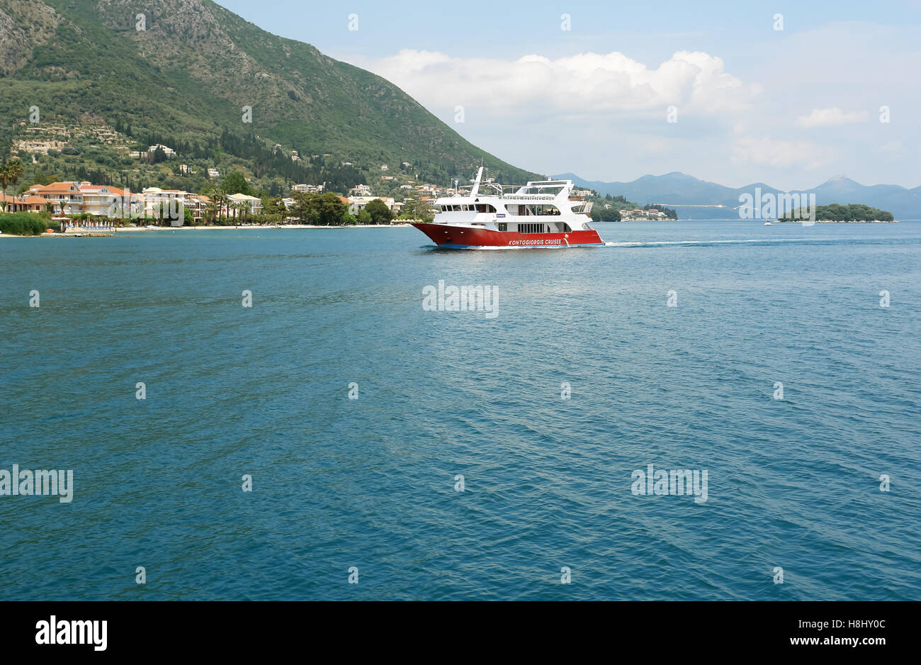 Lefkada, Griechenland, 11. Mai 2013: Panorama mit Kreuzfahrten Fähre, Inseln und Berge im Ionischen Meer, Griechenland. Stockfoto