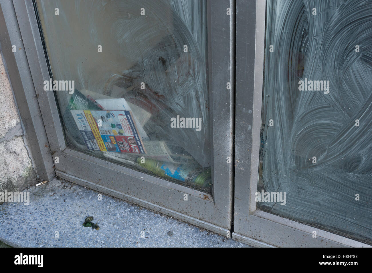 Closed Shop Räumlichkeiten - nicht abgeholte Post und Prospekte sammeln hinter Schaufenster. Tod von der High Street Metapher. Stockfoto