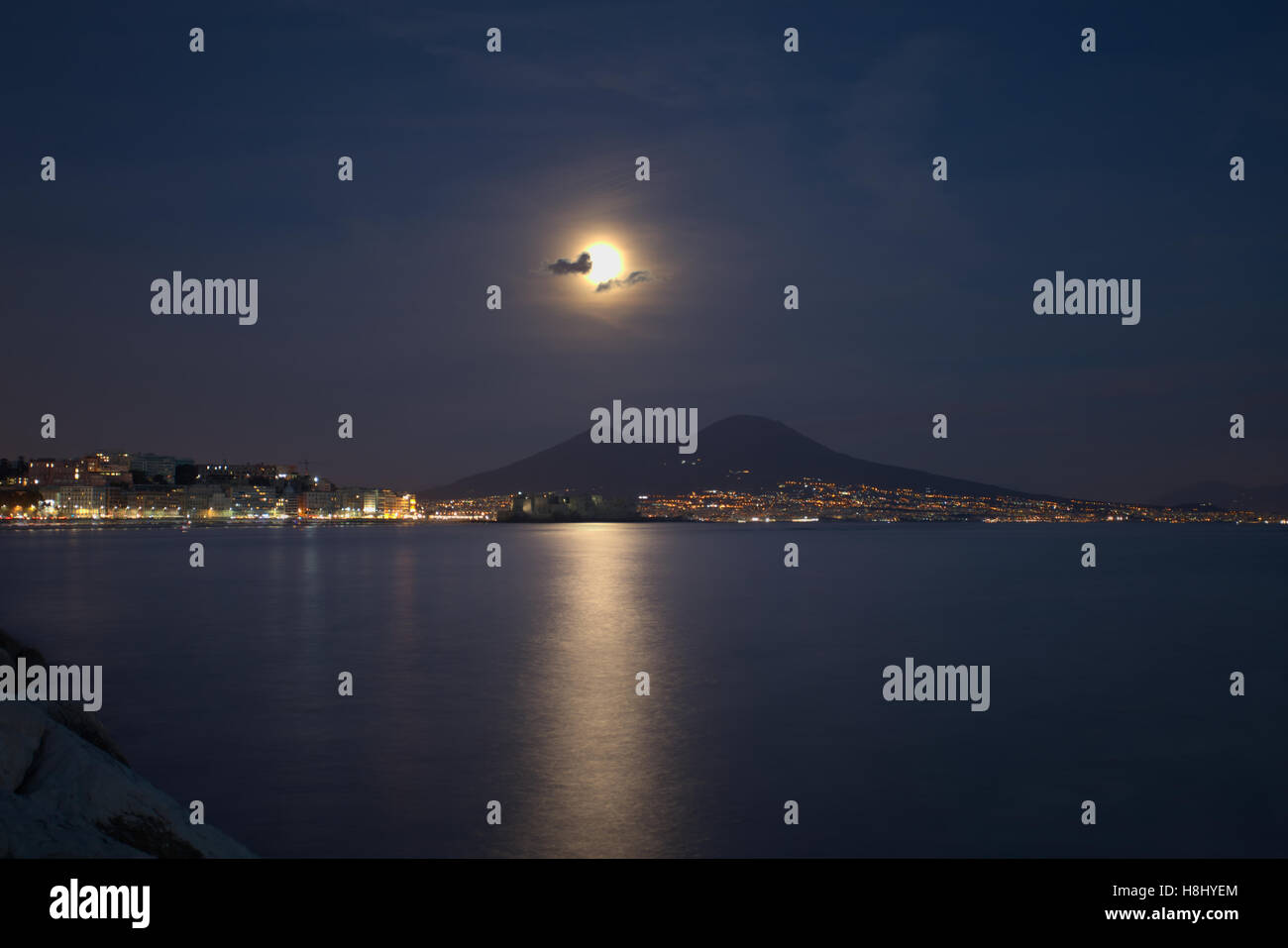 Blick auf die Supermoon November 2016 steigt über den Vesuvio in Neapel, Italien Stockfoto