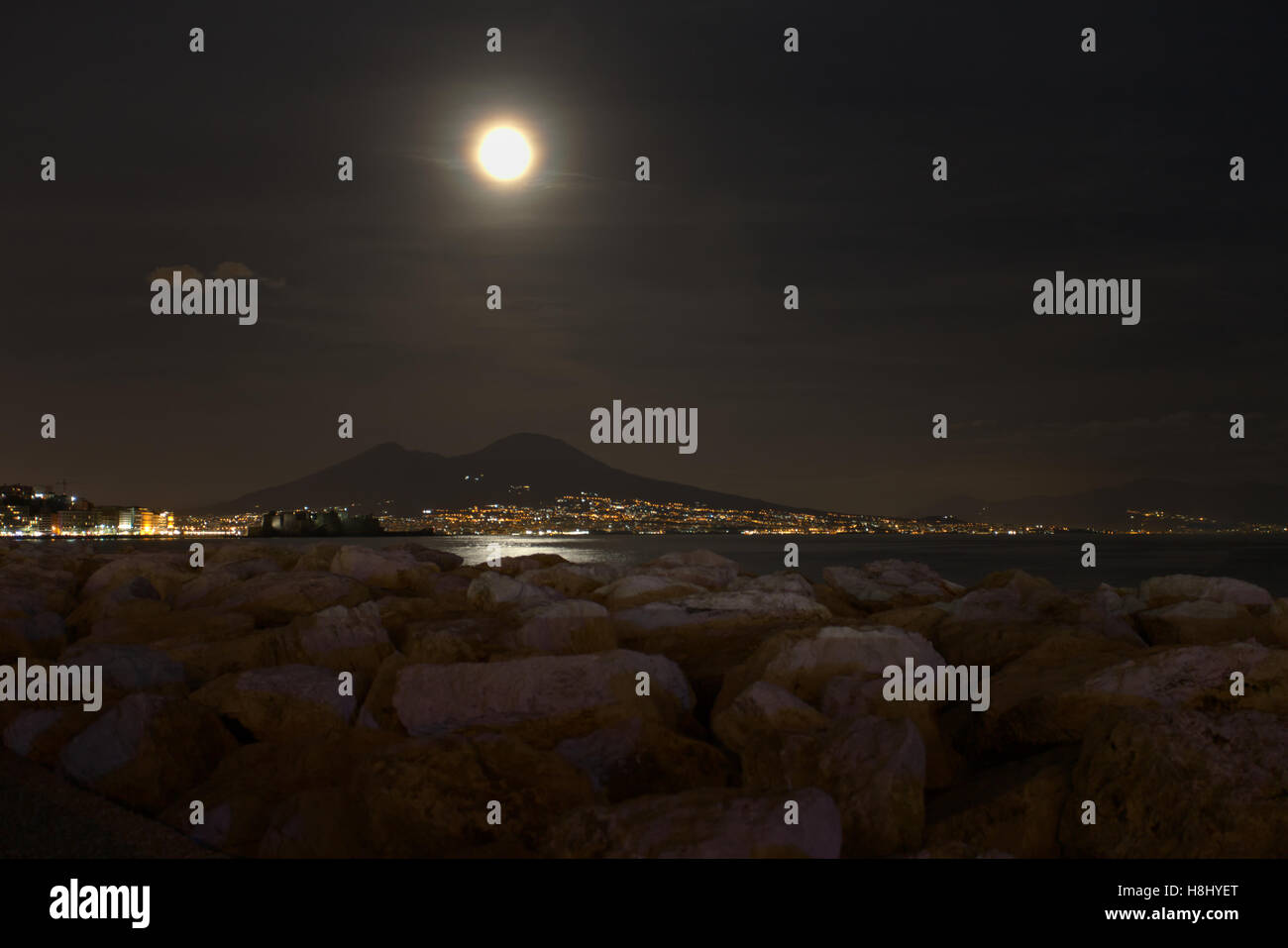 Blick auf die Supermoon November 2016 steigt über den Vesuvio in Neapel, Italien Stockfoto