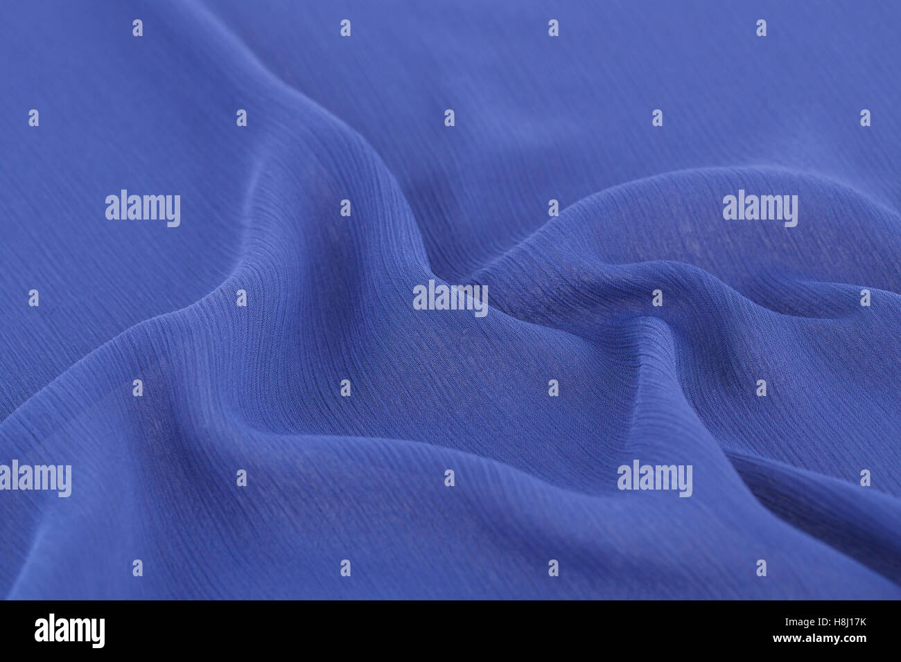 Violetter Stoff als Hintergrund. Stockfoto