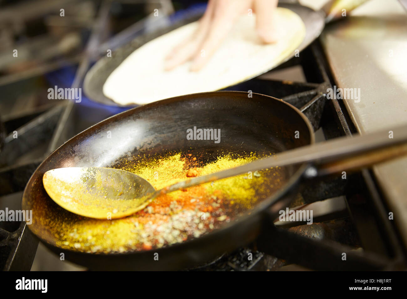 Indisches Restaurant essen Vorbereitung popadom Stockfoto
