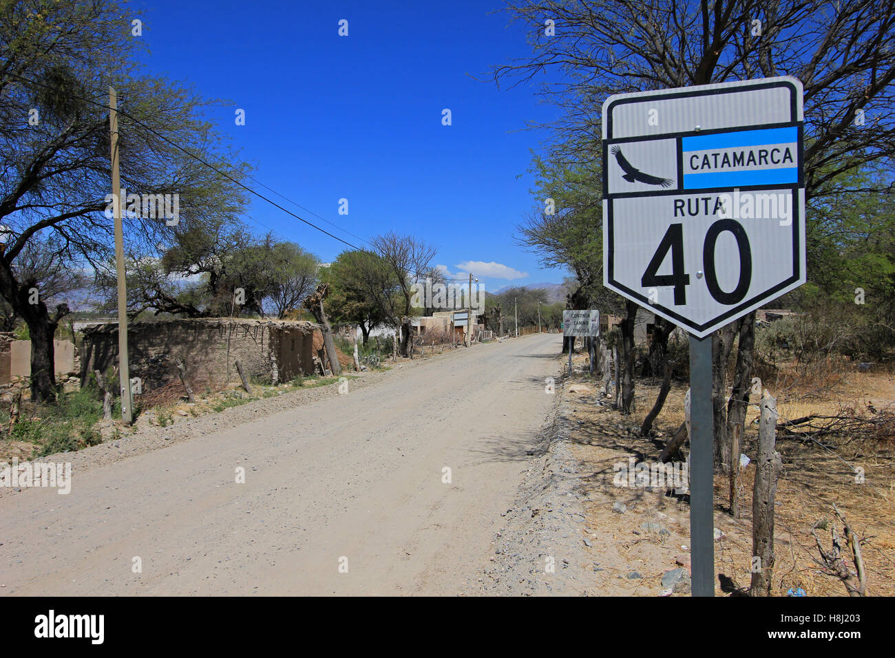 Route 40 mit Zeichen, Cafayate, Argentinien Stockfoto