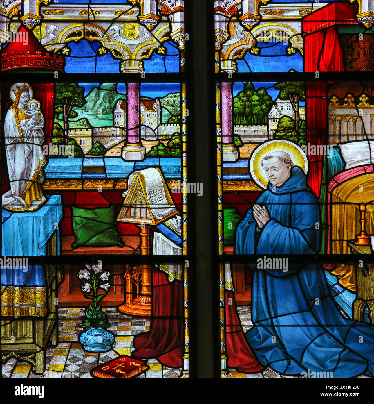 Glasmalerei-Fenster Darstellung Dominikus, kastilischen Priester und Gründer des Dominikanerordens, in der Kathedrale von Mechelen, Stockfoto