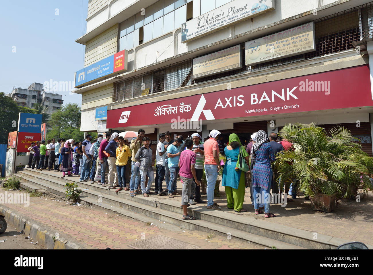 Lange Warteschlange außen Bank berechtigt, neuen indische Währung Stockfoto