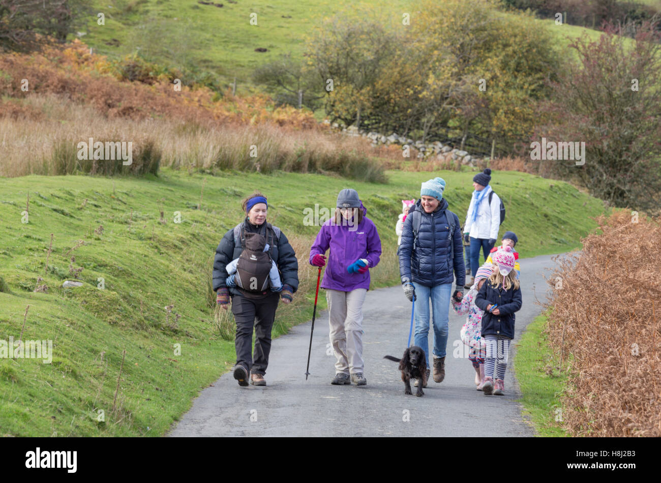 Eine herbstliche Familienwanderung in Brecon-Beacons-Nationalpark, Mid Wales, Großbritannien Stockfoto