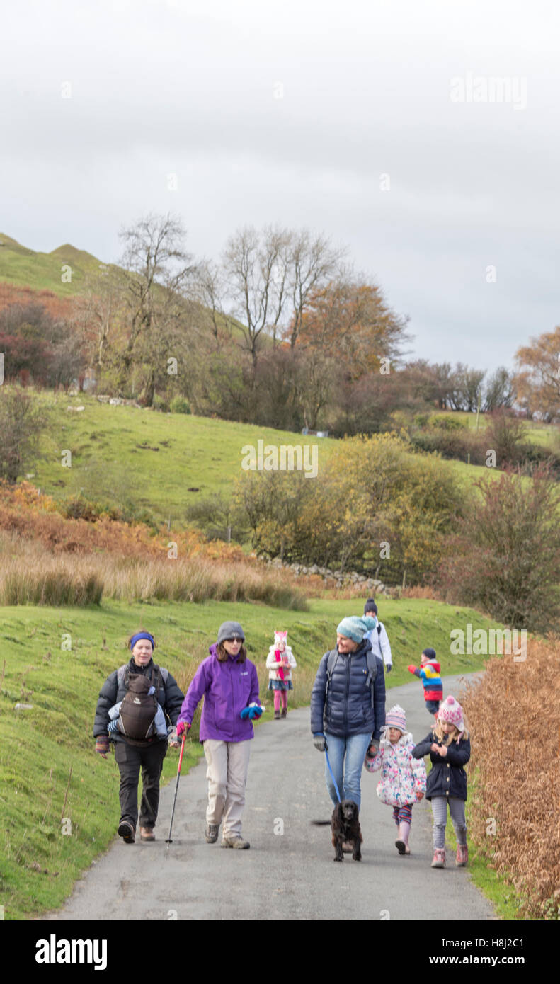 Eine herbstliche Familienwanderung in Brecon-Beacons-Nationalpark, Mid Wales, Großbritannien Stockfoto