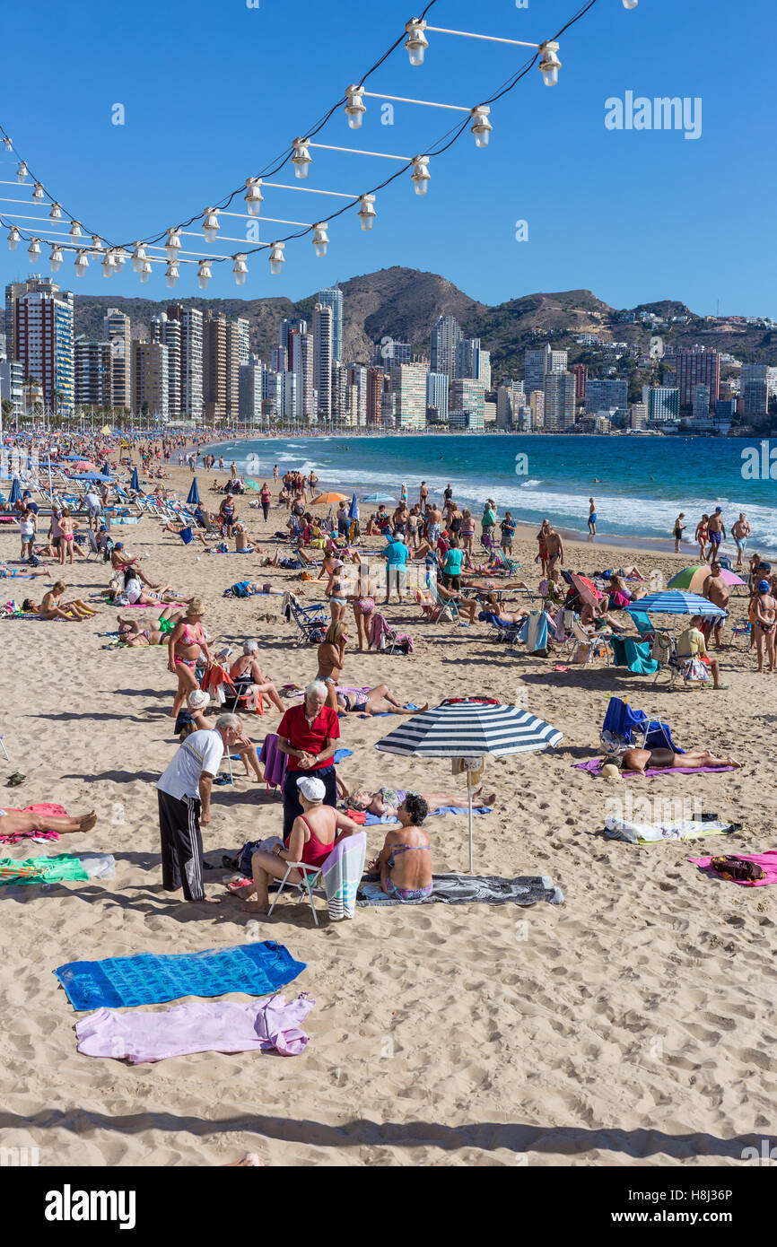 Strand von Benidorm, Alicante, Costa Blanca, Spanien. alle Altersgruppen Senioren Rentner Rentner sonnenbaden Spazieren Wandern Entspannung in der Nähe des Meeres Stockfoto